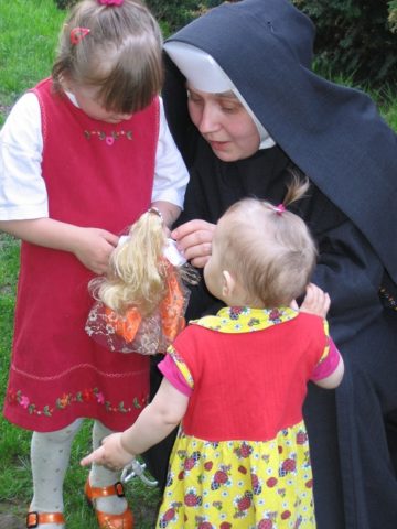 An Albertine Sister at the shelter for mothers with child